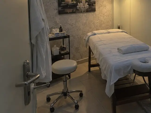 Tabure ve malzeme arabasıyla hazırlanmış masaj odası — Arnavutköy, Masaj Salonun