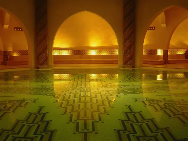 Altın ışıkla aydınlanan kemerli hamam ve mozaik havuz — Arnavutköy, Masaj Salonun
